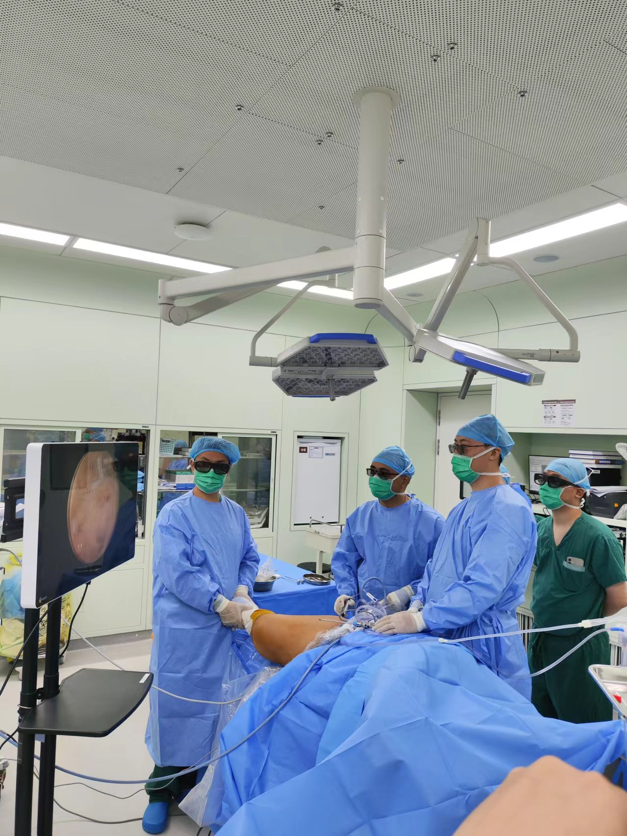 今海医疗助力上海十院成功完成首例3D关节镜下臀肌挛缩松解术--同济医院
